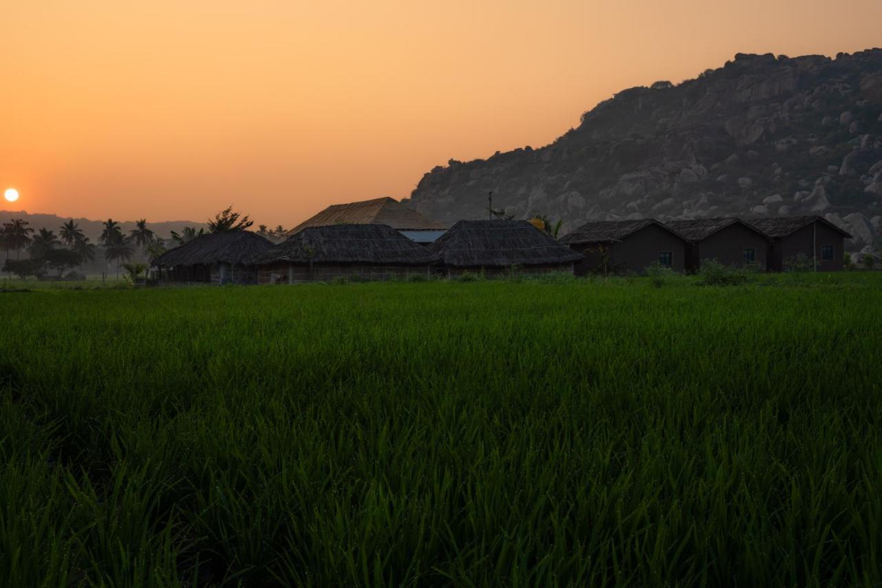 Hippie Land Hampi Hotel Buitenkant foto