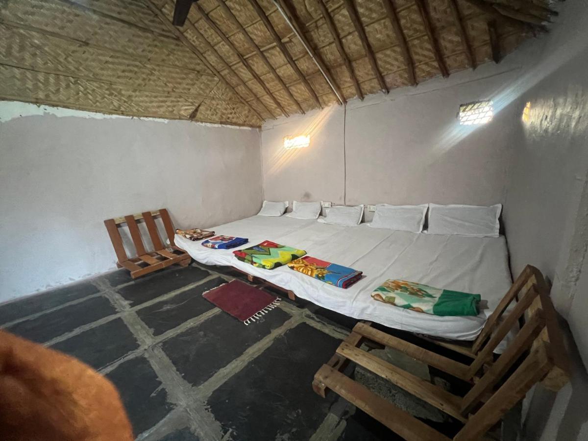Hippie Land Hampi Hotel Buitenkant foto