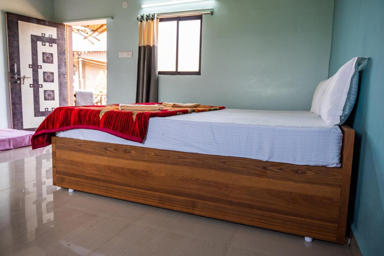 Hippie Land Hampi Hotel Buitenkant foto