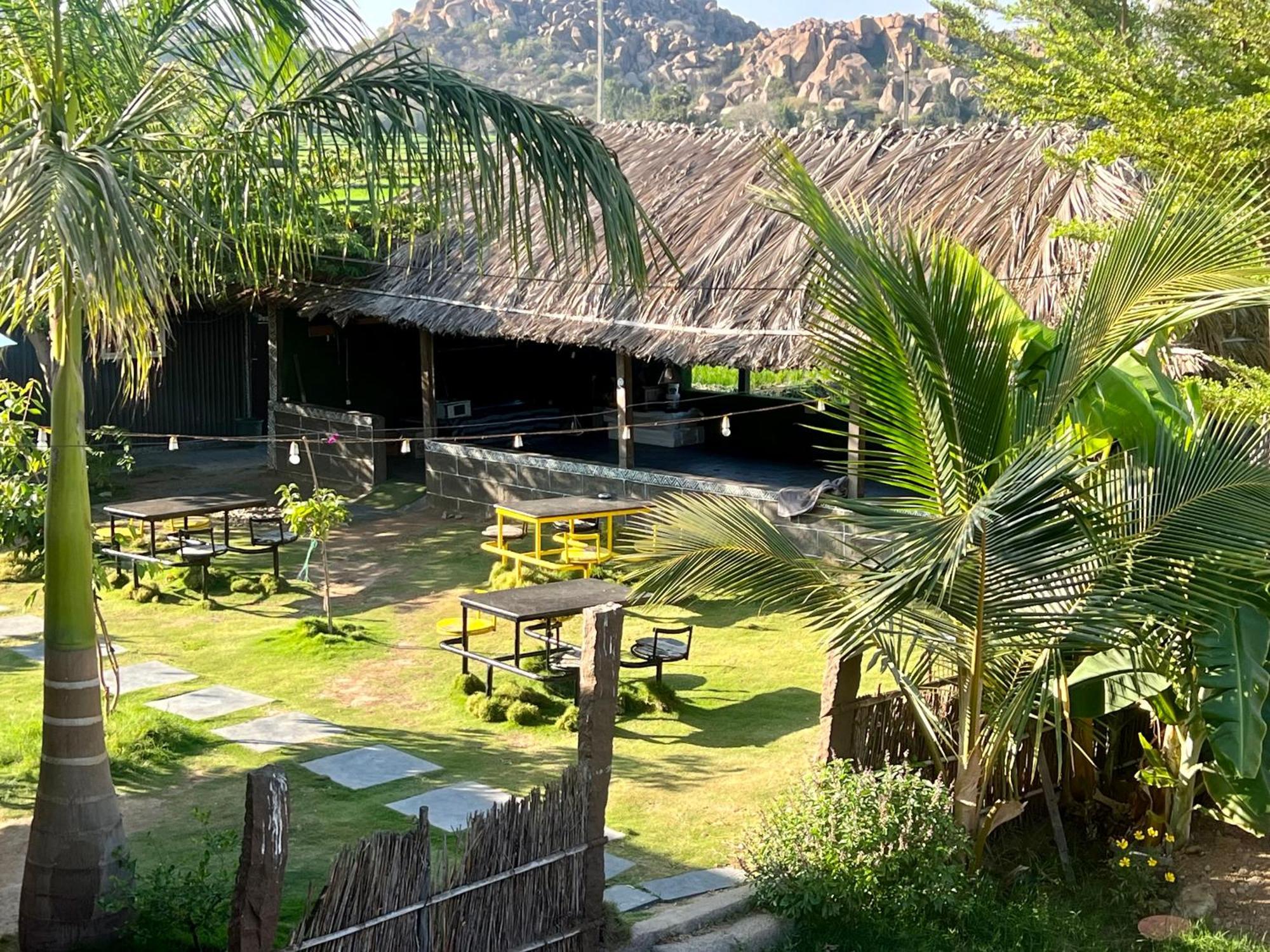 Hippie Land Hampi Hotel Buitenkant foto